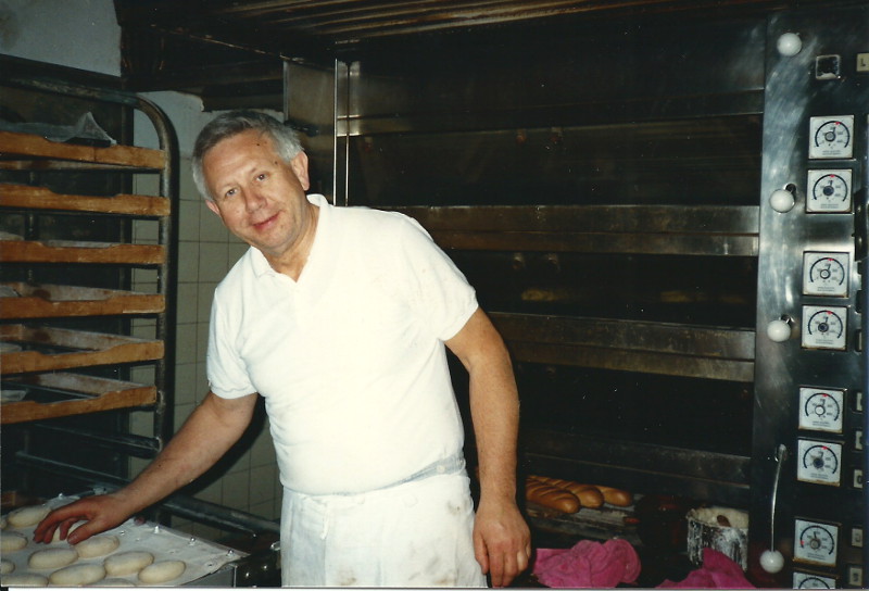 Datei:Bäckerei Hermans Karl-Heinz Backstube ca1985.jpg