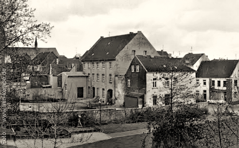 Datei:Rückfront Konsum und ehemaliges Hs Hirsch u Horten Anfang 1970er.jpg