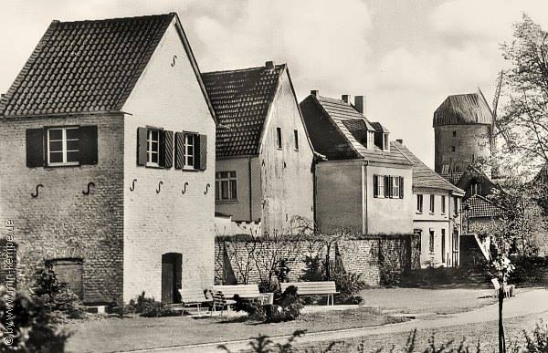 Das alte Gartenhaus und der Möhlenwall bis zur Mühle