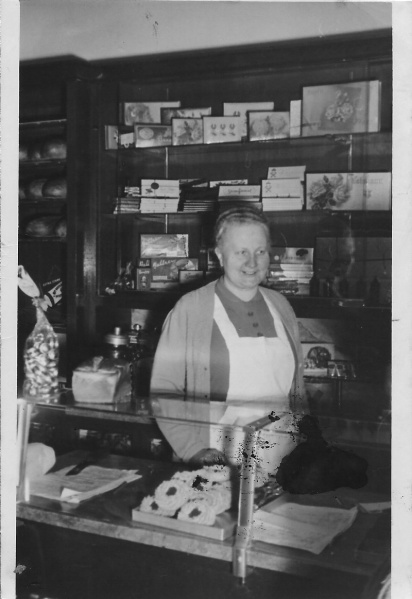 Datei:Bäckerei Hermans Gertrud Hermans 50er.jpg