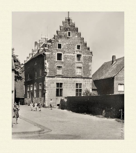 Datei:Nievenheimhaus mit schulkindern.jpg