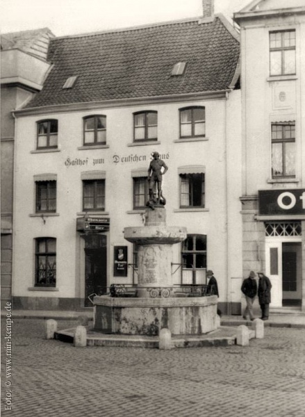 Datei:Gasthof loerper mit georgsbrunnen.jpg