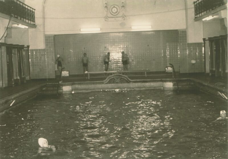 Datei:Hohenzollernbad innen 1971 mit Löwenkopf.jpg