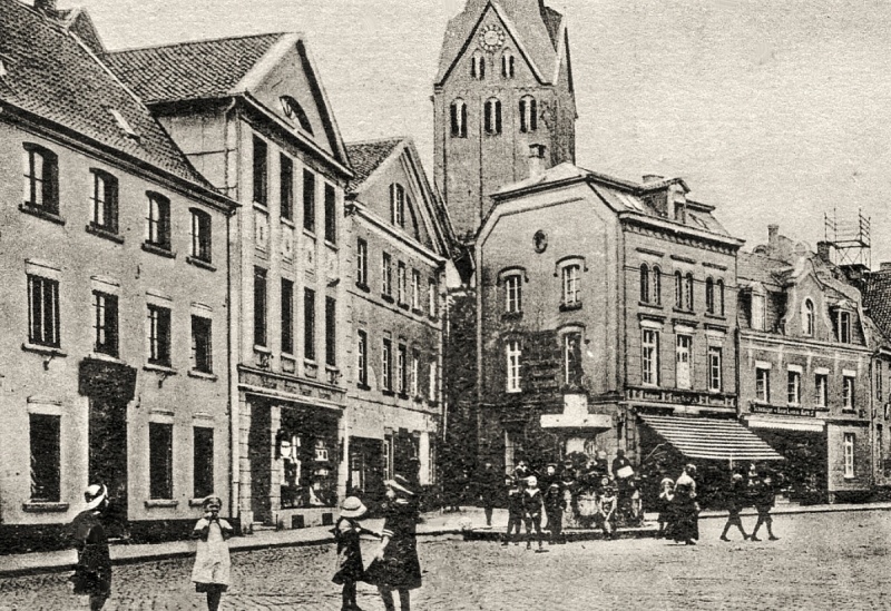 Datei:Markt-ehemalige-haeuser 23-27 um-1912.jpg