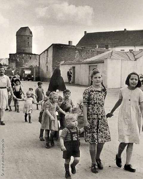 Datei:Kindergartengruppe am heyerdrink anfang1950.jpg