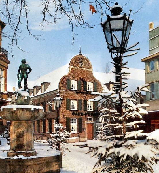 Datei:Markt21-Winter-um1990.jpg