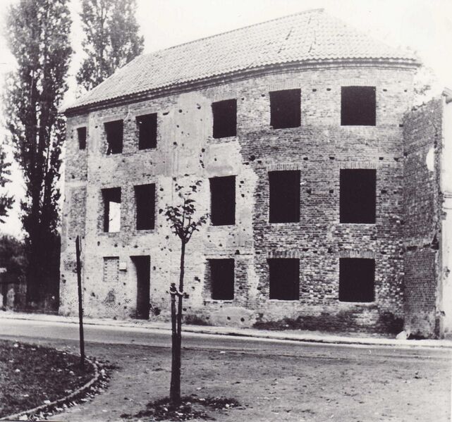 Datei:Burgring Nr. 69 nach Luftangriff.JPG