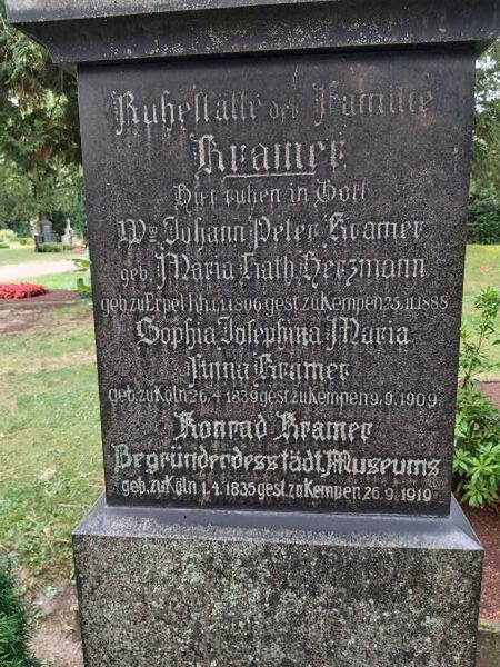 Datei:Grabstein Kramer.jpg