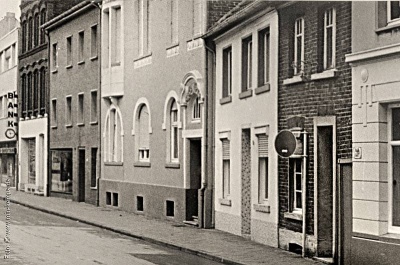 Straßenzeile mit Haus Ledschbor.jpg