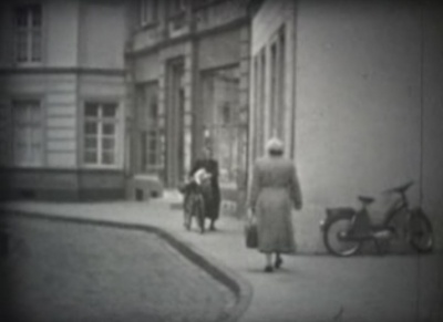 Kirchplatz Zours Film 1957.JPG
