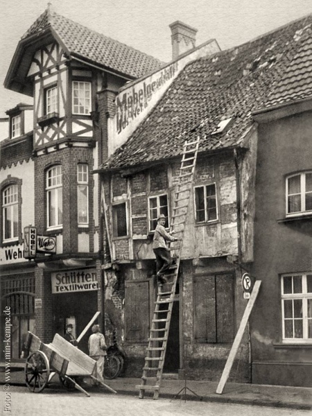 Datei:Reparaturen Haus Wehn 1945.jpg